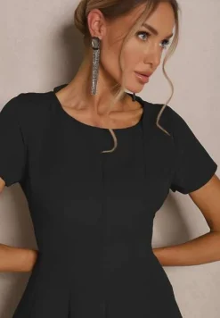 Czarna Sukienka o Rozkloszowanym Kroju na Krótki Rękaw Zdobiona Przeszyciami Mepiza