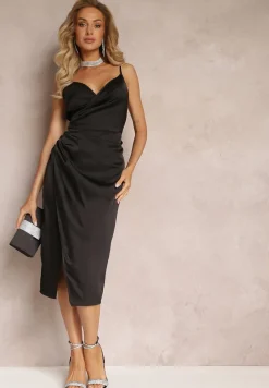 Czarna Sukienka z Satynowego Materiału z Wycięciem na Regulowanych Ramiączkach Theame