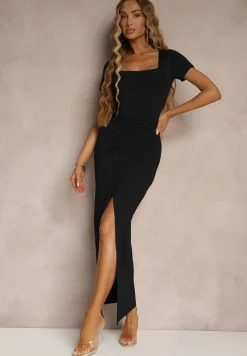Czarna Sukienka z Wiskozą Ozdobiona Marszczeniem i Rozcięciem na Nogę Milanorea