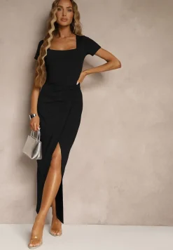Czarna Sukienka z Wiskozą Ozdobiona Marszczeniem i Rozcięciem na Nogę Milanorea