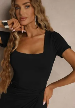 Czarna Sukienka z Wiskozą Ozdobiona Marszczeniem i Rozcięciem na Nogę Milanorea