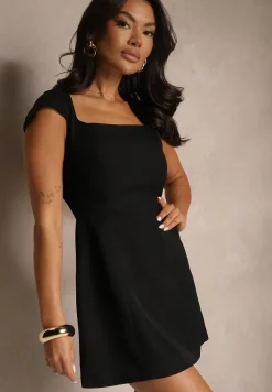 Czarna Taliowana Sukienka z Kwadratowym Dekoltem Borreti