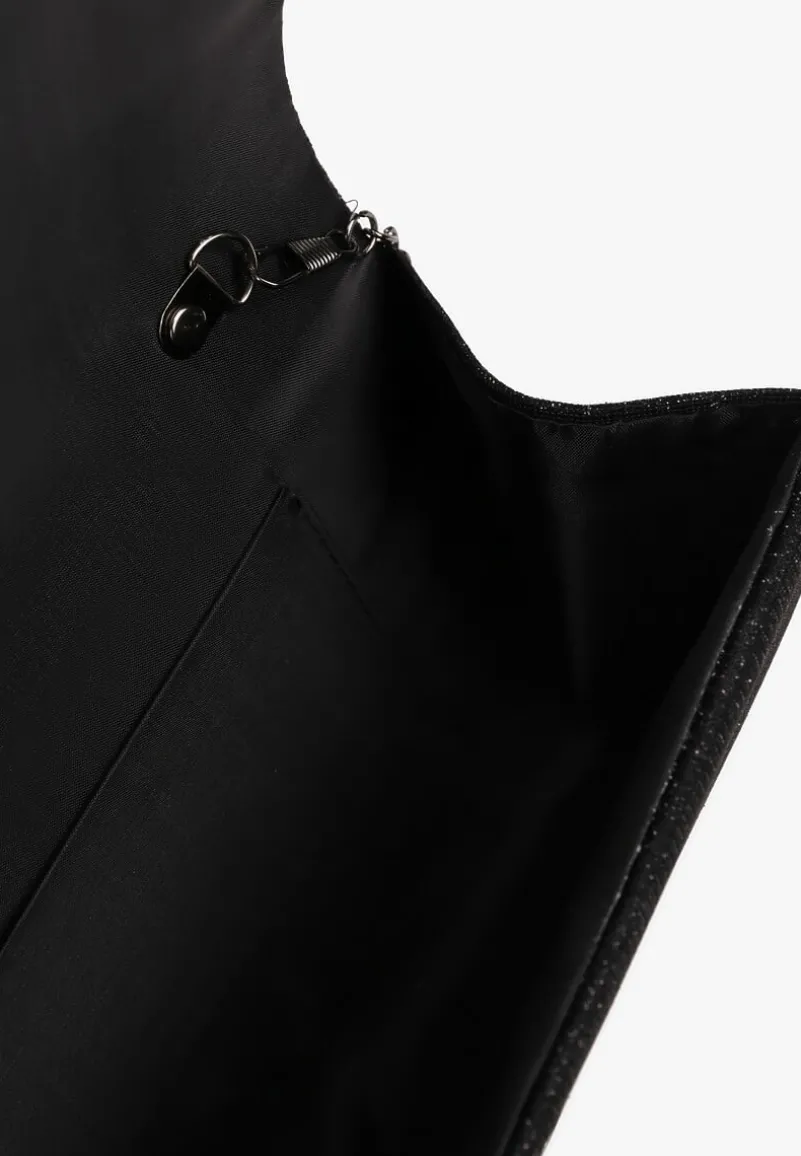 Czarna Torebka Kopertowa z Błyszczącego Materiału z Łańcuszkiem na Ramię Senalie