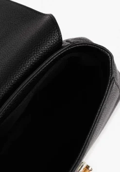 Czarna Torebka o Trapezowym Kształcie z Klapą Rączką i Dodatkowym Paskiem Hrulla