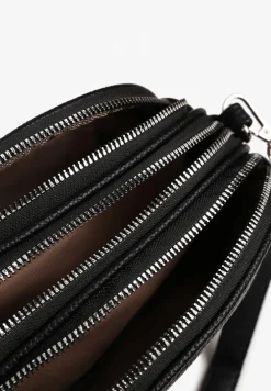 Czarna Torebka Ozdobiona Metaliczną Aplikacją Nanowena