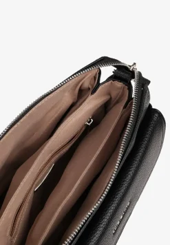 Czarna Torebka Typu Listonoszka w Klasycznym Stylu Izamara