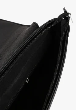 Czarna Torebka Typu Listonoszka z Klapą Zdobiona Aplikacją Niraline