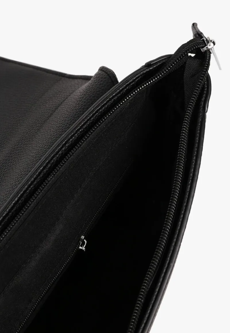 Czarna Torebka Typu Listonoszka z Klapą Zdobiona Aplikacją Niraline