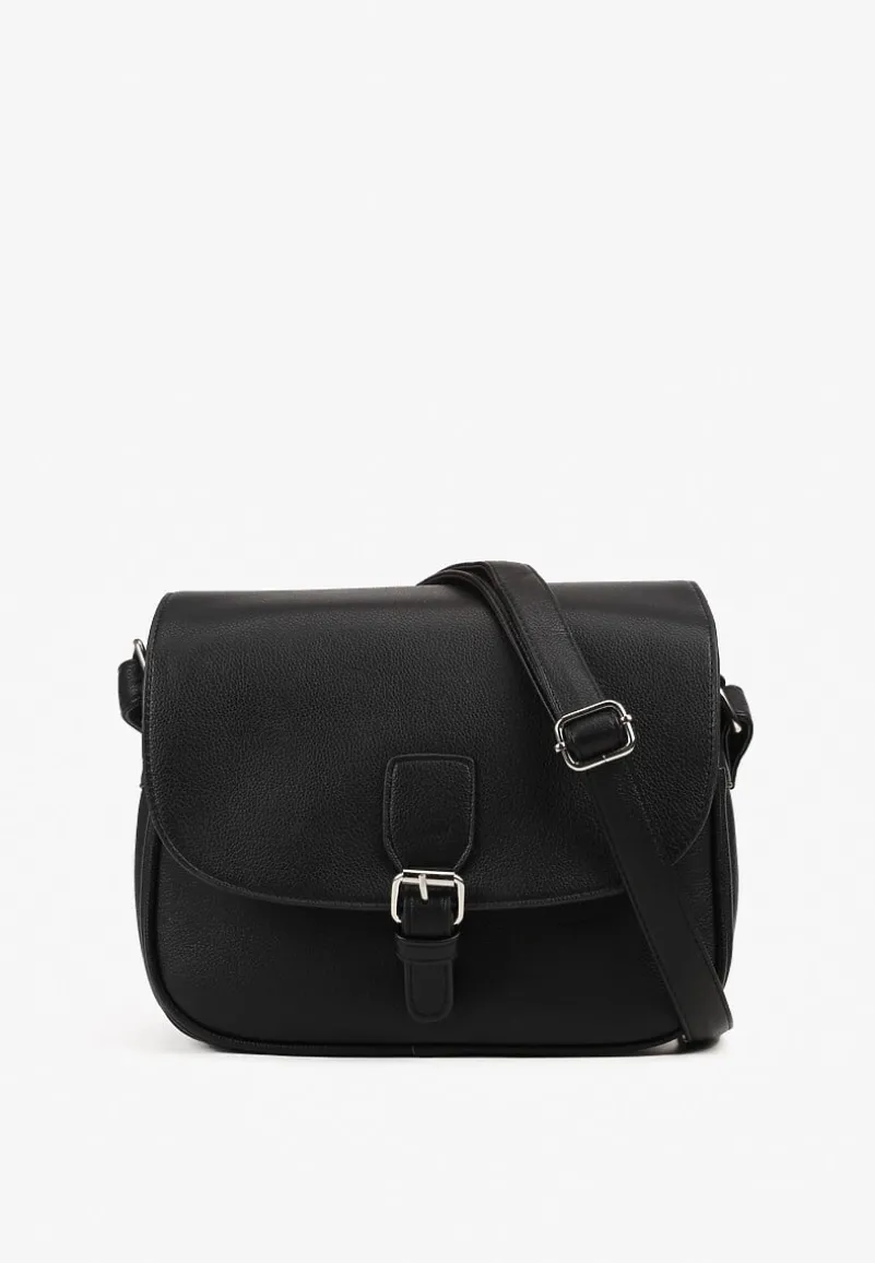 Czarna Torebka w Stylu Listonoszki Ozdobiona Klapą Helluria