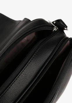 Czarna Torebka w Stylu Listonoszki Ozdobiona Klapą Helluria