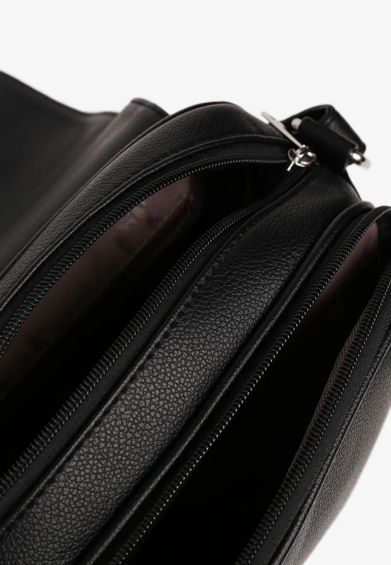 Czarna Torebka w Stylu Listonoszki Ozdobiona Klapą Helluria