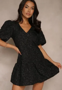 Czarna Trapezowa Sukienka z Rękawkami w Gumkę i z Falbanką na Dole Ninatiela