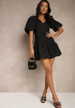 Czarna Trapezowa Sukienka z Rękawkami w Gumkę i z Falbanką na Dole Ninatiela