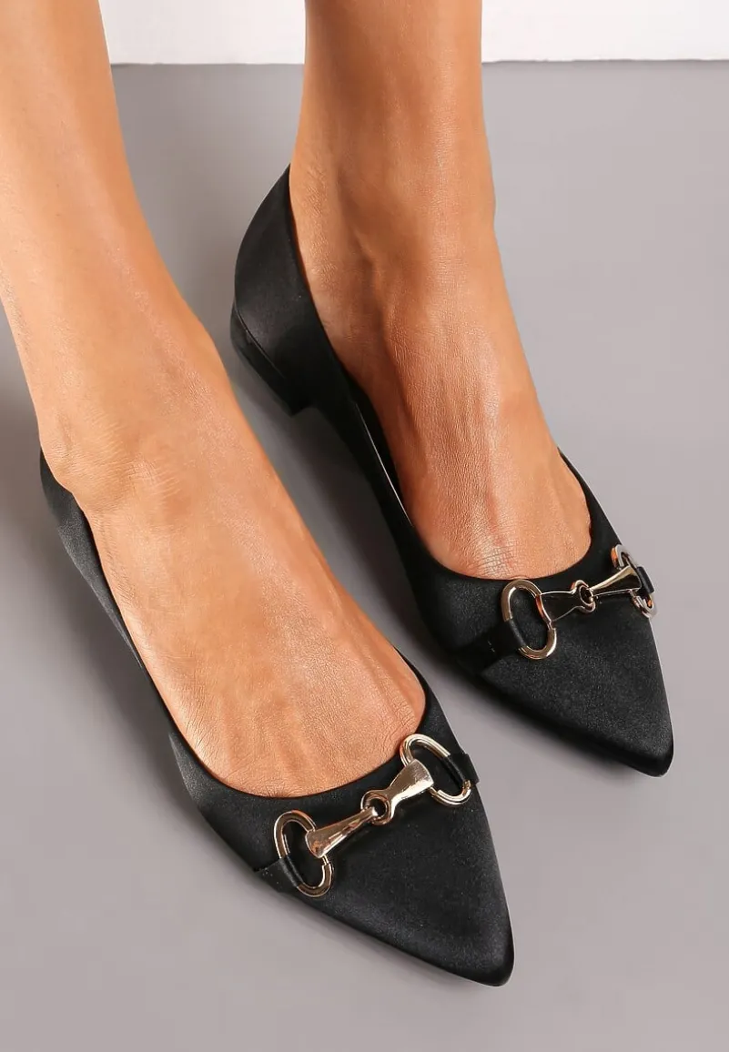 Czarne Balerinki Ozdobione Klamrą z Satynowego Materiału Aprodia