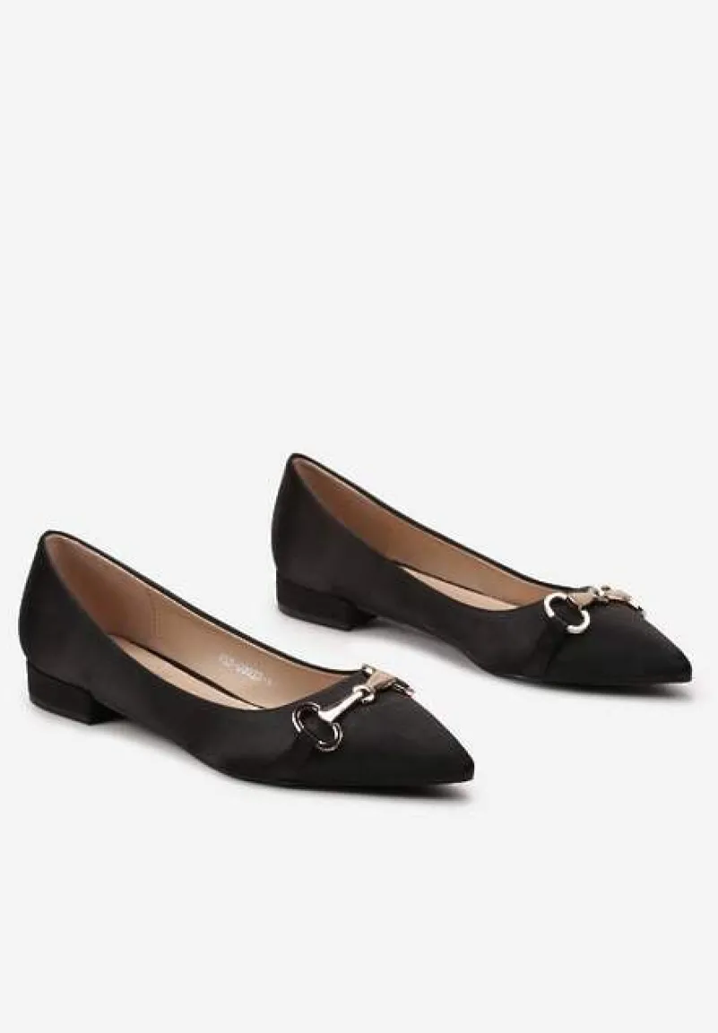 Czarne Balerinki Ozdobione Klamrą z Satynowego Materiału Aprodia