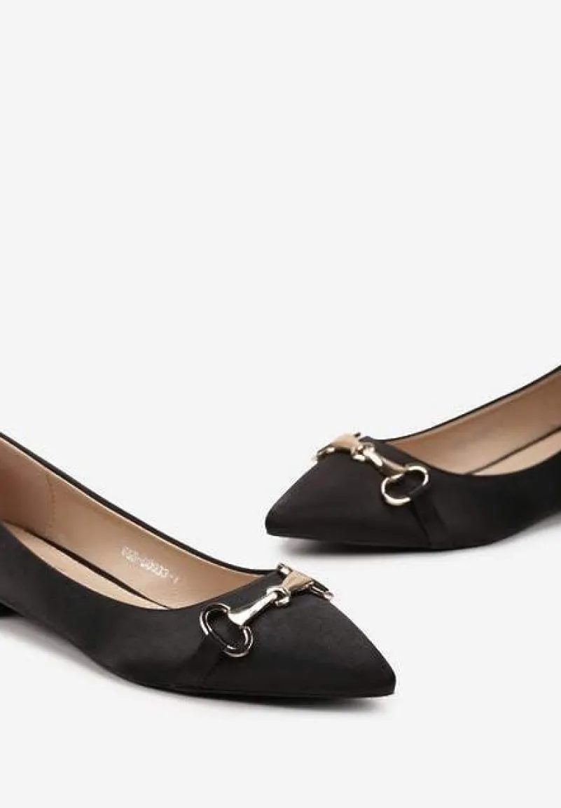 Czarne Balerinki Ozdobione Klamrą z Satynowego Materiału Aprodia