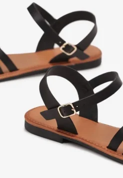 Czarne Płaskie Sandały z Cienkimi Paskami i Sprzączką Yamileta