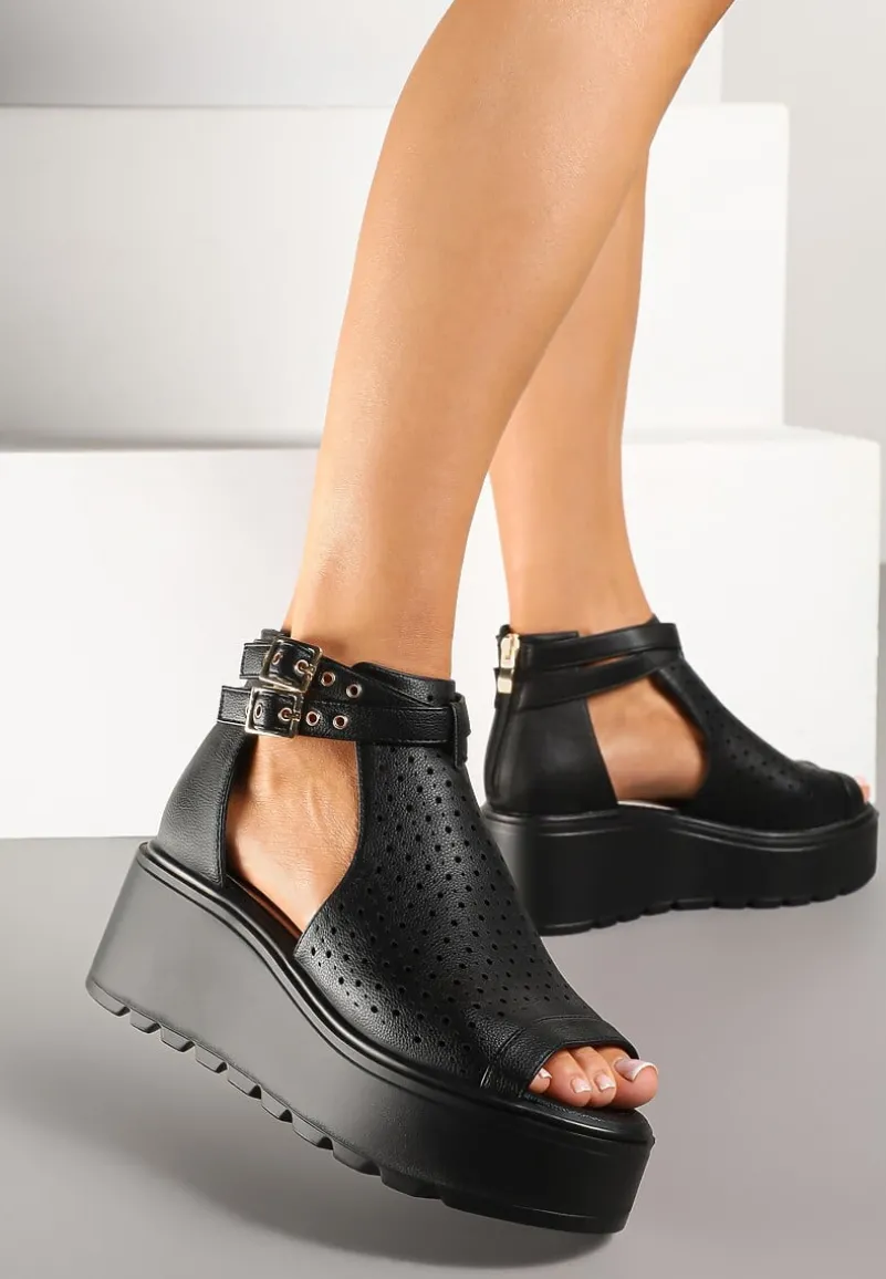 Czarne Sandały na Koturnie z Ażurową Cholewką i Skórzaną Wkładką Evialina