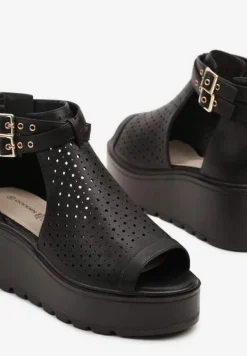 Czarne Sandały na Koturnie z Ażurową Cholewką i Skórzaną Wkładką Evialina