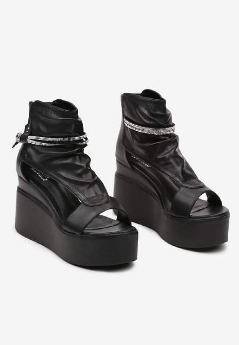 Czarne Sandały na Koturnie z Imitacji Skóry Zapinane na Zamek Błyskawiczny z Cyrkoniami Uzira