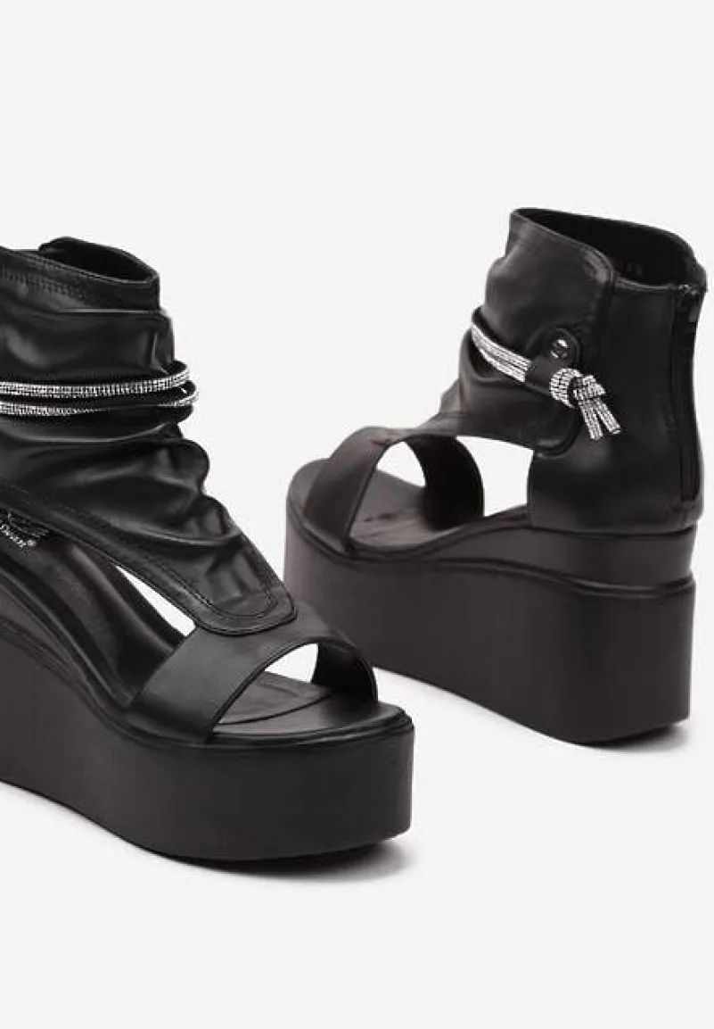 Czarne Sandały na Koturnie z Imitacji Skóry Zapinane na Zamek Błyskawiczny z Cyrkoniami Uzira