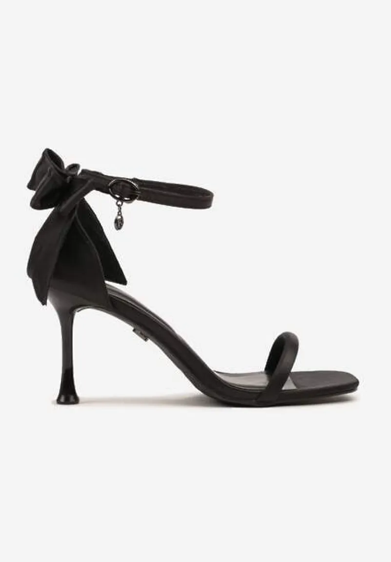 Czarne Sandały Vices na Szpilce Ozdobione Kokardą Sarazelle