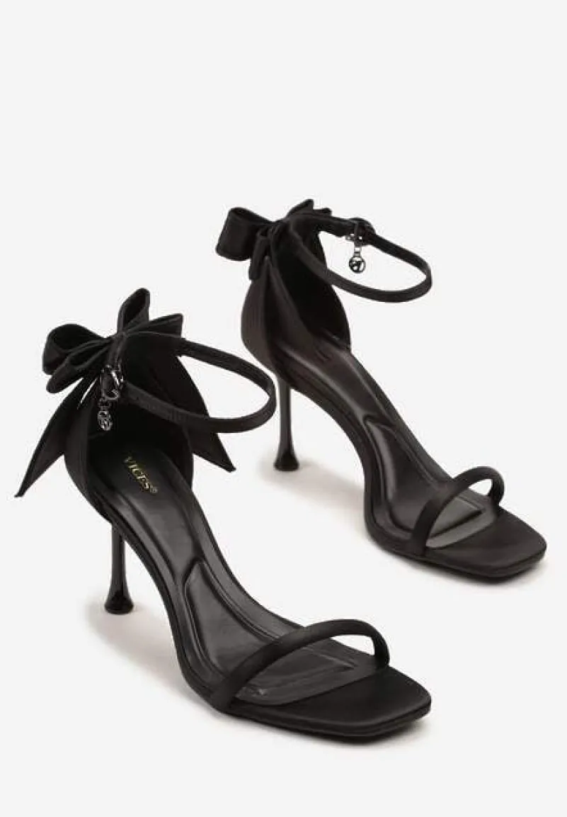 Czarne Sandały Vices na Szpilce Ozdobione Kokardą Sarazelle