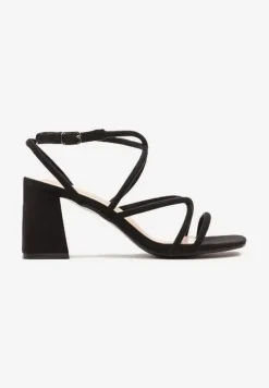 Czarne Sandały z Ozdobnymi Cienkimi Paskami Zapinane wokół Kostki Tiarsa