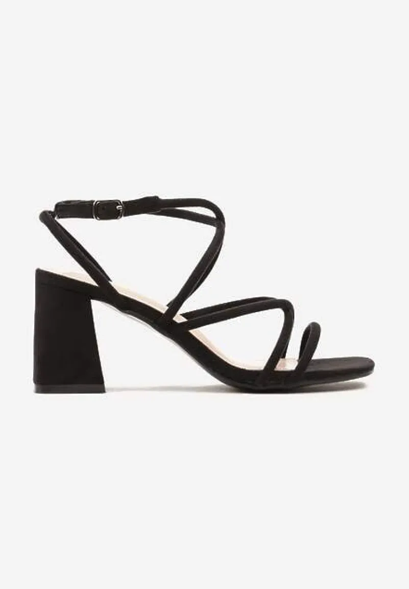 Czarne Sandały z Ozdobnymi Cienkimi Paskami Zapinane wokół Kostki Tiarsa