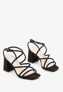 Czarne Sandały z Ozdobnymi Cienkimi Paskami Zapinane wokół Kostki Tiarsa