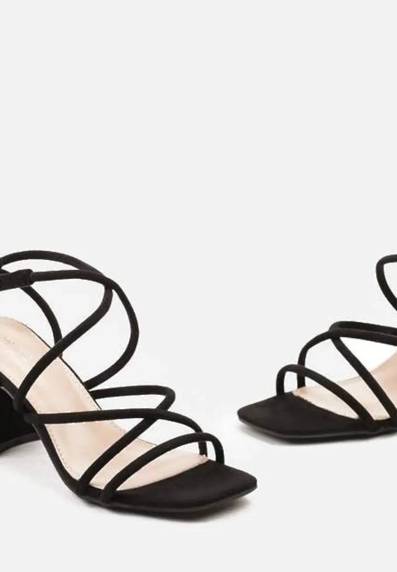 Czarne Sandały z Ozdobnymi Cienkimi Paskami Zapinane wokół Kostki Tiarsa