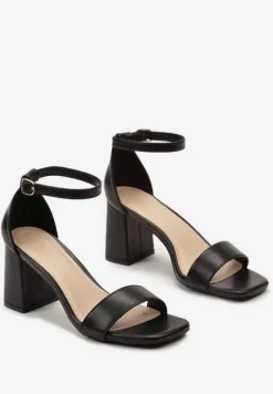 Czarne Sandały Zapinane na Sprzączkę przy Kostce na Kwadratowym Słupku Herfiana
