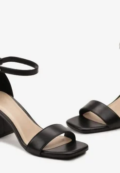 Czarne Sandały Zapinane na Sprzączkę przy Kostce na Kwadratowym Słupku Herfiana