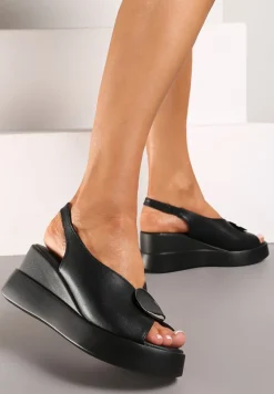 Czarne Wsuwane Sandały ze Skóry Naturalnej na Koturnie z Metalową Aplikacją Risspa