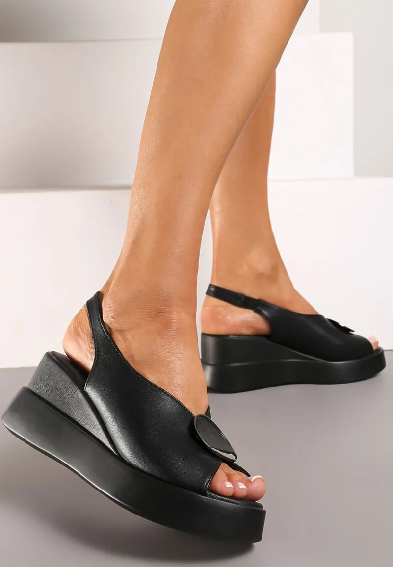 Czarne Wsuwane Sandały ze Skóry Naturalnej na Koturnie z Metalową Aplikacją Risspa