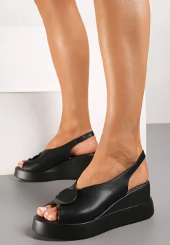 Czarne Wsuwane Sandały ze Skóry Naturalnej na Koturnie z Metalową Aplikacją Risspa