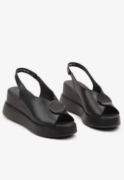Czarne Wsuwane Sandały ze Skóry Naturalnej na Koturnie z Metalową Aplikacją Risspa