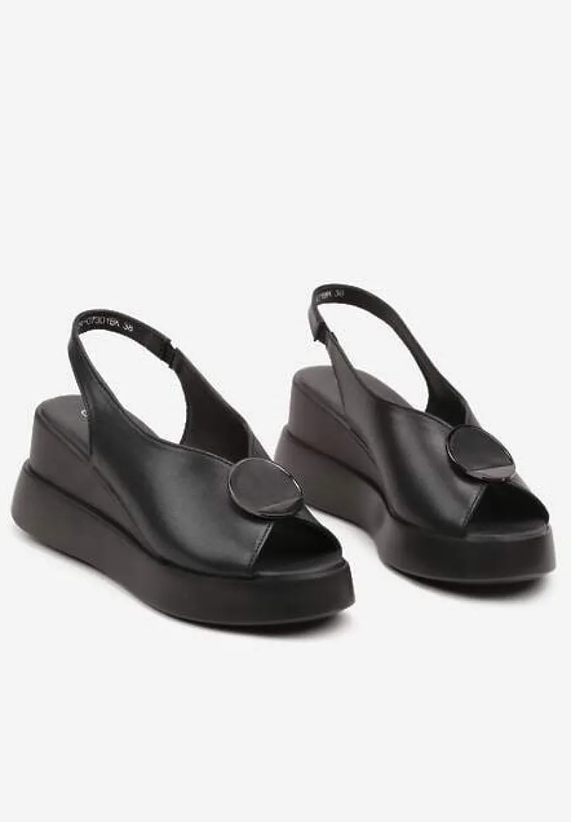 Czarne Wsuwane Sandały ze Skóry Naturalnej na Koturnie z Metalową Aplikacją Risspa