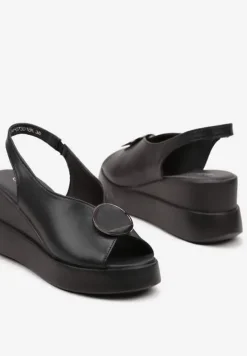 Czarne Wsuwane Sandały ze Skóry Naturalnej na Koturnie z Metalową Aplikacją Risspa