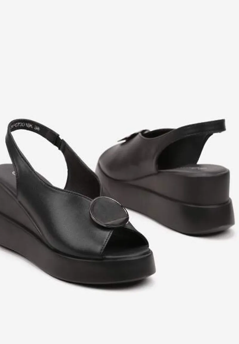 Czarne Wsuwane Sandały ze Skóry Naturalnej na Koturnie z Metalową Aplikacją Risspa