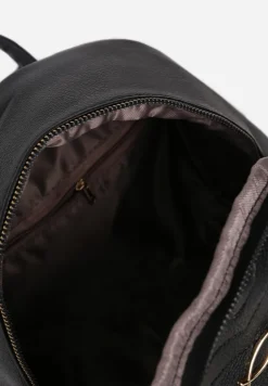 Czarny Casualowy Plecak Ozdobiony Metalicznym Logo i Pikowaniem Jaloedi