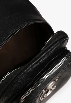 Czarny Klasyczny Plecak Zdobiony Metalowym Detalem z Regulowanymi Szelkami Ravandelle
