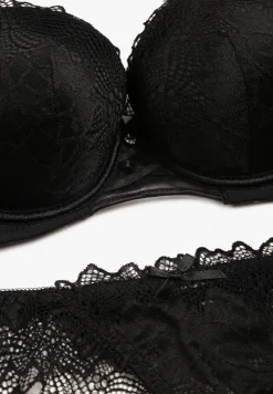 Czarny Komplet Biustonosz Push Up i Majtki Ozdobione Romantyczną Koronką Zeril