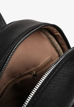 Czarny Mały Plecak z Dodatkową Saszetką i Kieszenią z Suwakiem Pasianne