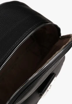 Czarny Mały Plecak z Kieszonką i Metaliczną Ozdobą na Szelkach z Regulacją Ravasindra