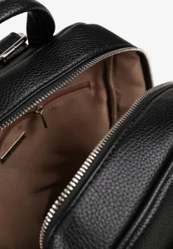 Czarny Mały Plecak Zdobiony Suwakiem Nilzeri