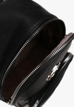 Czarny Mały Plecak Zdobiony Metalowym Detalem Wyposażony w Dodatkową Kieszeń Savarosa