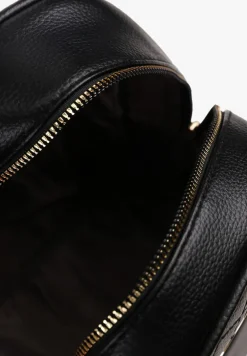 Czarny Pikowany Plecak z Odpinanymi Paskami Ozdobiony Metaliczną Aplikacją Weratia