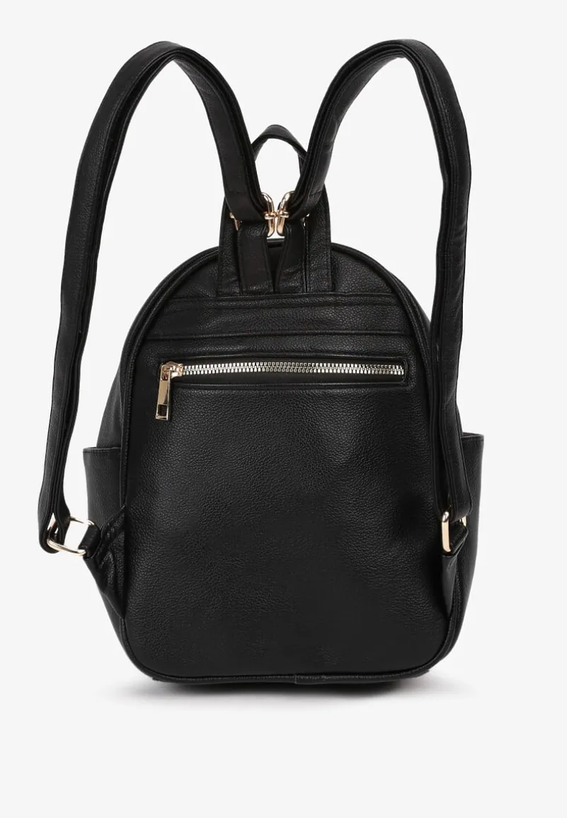 Czarny Plecak na Szelkach z Regulacjach Ozdobione Łańcuszkiem i Napisami Hettana