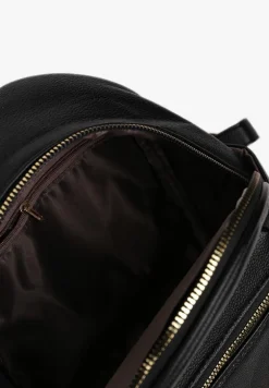 Czarny Plecak na Szelkach z Regulacjach Ozdobione Łańcuszkiem i Napisami Hettana